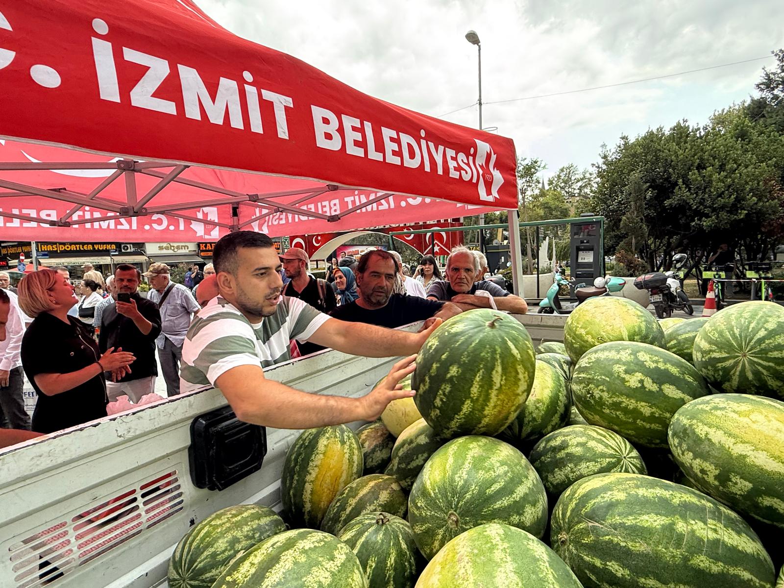İzmit Belediyesi’nden üretici ve vatandaşa destek