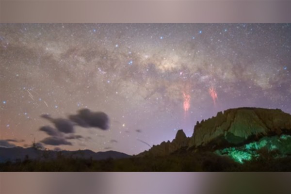 Üç fotoğrafçı en nadir ışık olaylarından biri olan “kırmızı şimşekler”i görüntüledi