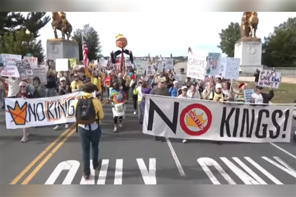 ABD’nin 50 eyaletinde milyonlarca kişi Trump’a karşı ”No Kings” protestolarına katıldı