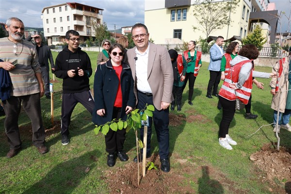 Derince’de Uluslararası Afet Riskini Azaltma Günü kapsamında fidanlar toprakla buluştu