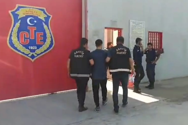 Aranan şahıslar Erzin’de yakalandı