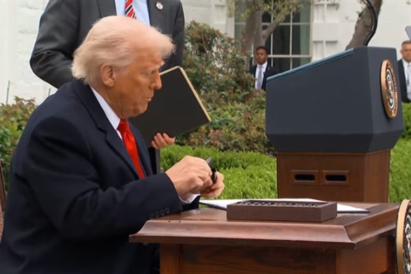 Trump,  Kanada ile tüm ticaret görüşmelerinin “sonlandırıldığını” söyledi