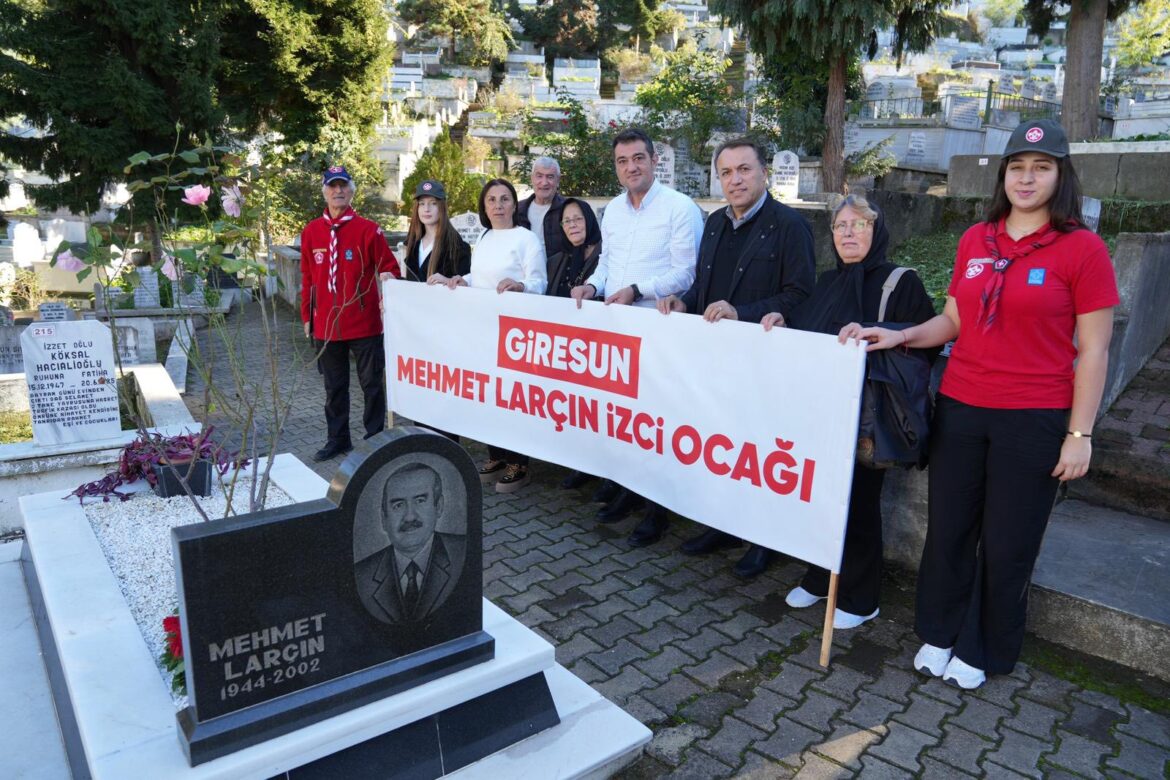 Merhum Başkan Mehmet Larçın mezarı başında anıldı