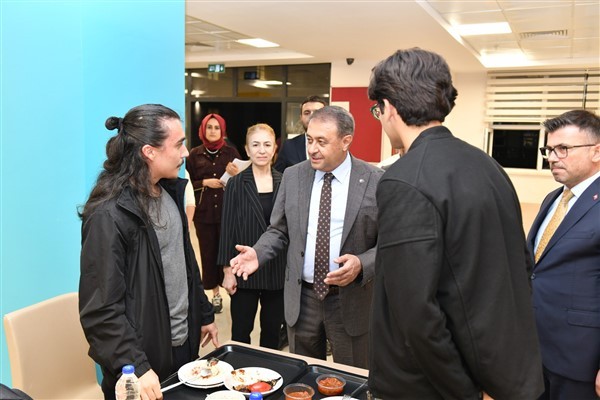 Vali Şıldak, üniversite öğrencileriyle bir araya geldi