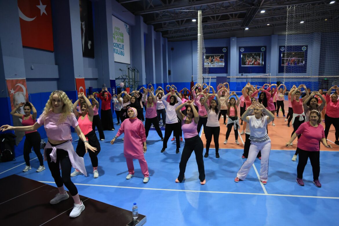 Bursa’da kadınlar müzik eşliğinde spor yapıyor