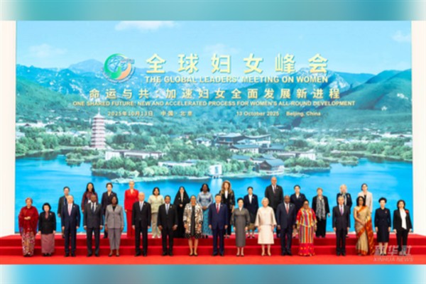 Xi ve eşi, Küresel Kadın Zirvesi’nde konuklarla fotoğraf çektirdi