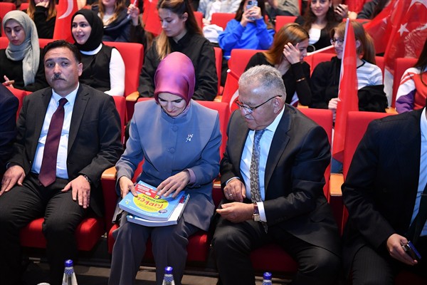 Kayseri’de öğrencilere kaynak kitap seti dağıtıldı