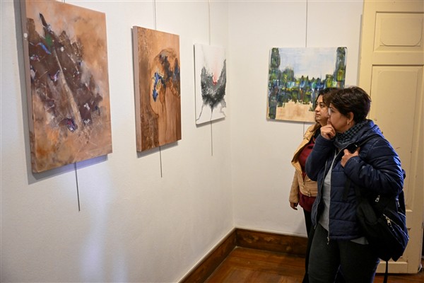 Bornova’da “Renk ve Tekniklerin Dansı” sergisi açıldı