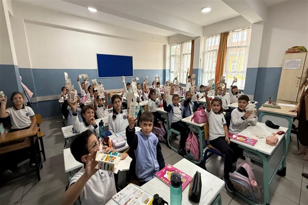 İnegöl’de kitap fuarı öncesi öğrencilere kumbara dağıtıldı