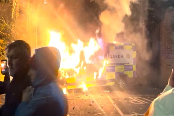 Dublin’de protestocular üçüncü günde de sığınmacı hotelini hedef aldı