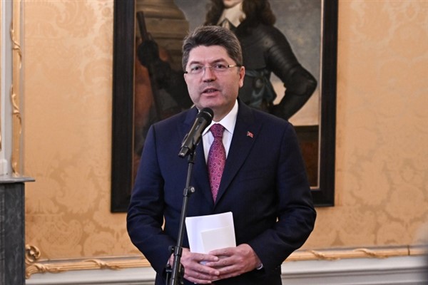 Bakan Tunç, Bükreş Büyüleçiliğini ziyaret etti