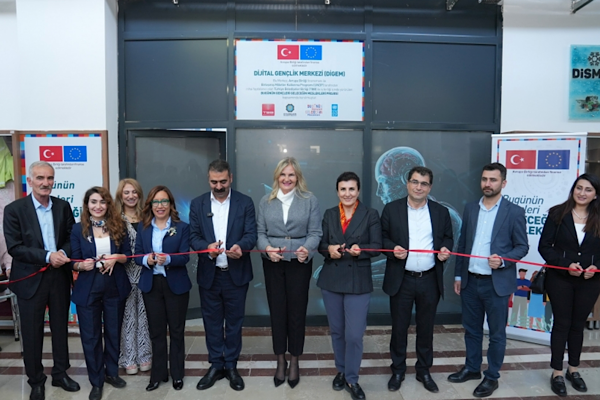 Diyarbakır’da Dijital Gençlik Merkezi açıldı