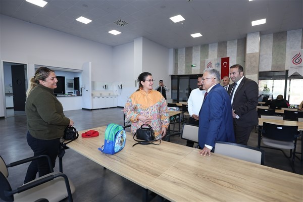 Başkan Büyükkılıç, Engelsiz Yaşam Merkezi’ni ziyaret etti