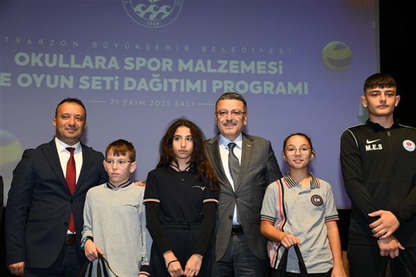 Büyükşehir’den okullara spor malzemesi ve oyun seti desteği