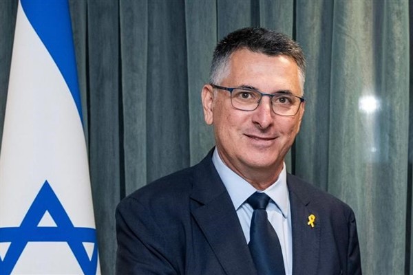 Saar, Romanyalı mevkidaşı Oana ile bir araya geldi