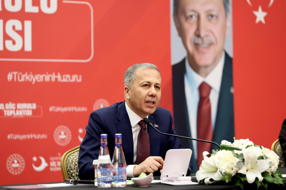 Bakan Yerlikaya: Ambulansa yol vermeyen sürücü yakalandı