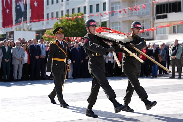 Manisa’da 29 Ekim çelenk sunumuyla başladı