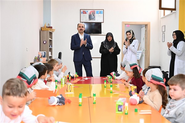 Başkan Altay, Filistin duyarlılığı ile dikkat çeken öğrencileri ziyaret etti