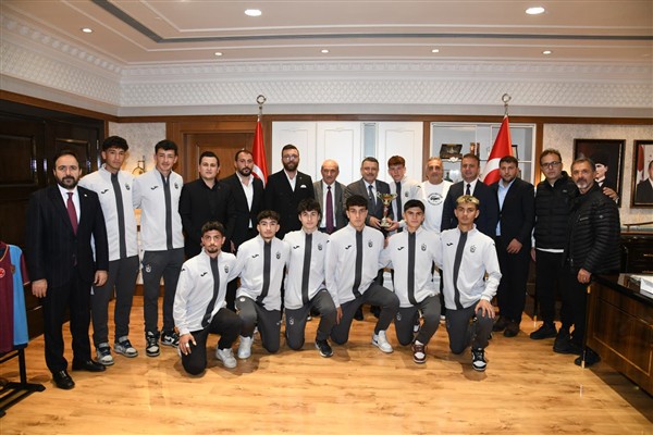 Yavuz Sultan Selim Anadolu Lisesi futbol takımından Başkan Genç’e ziyaret