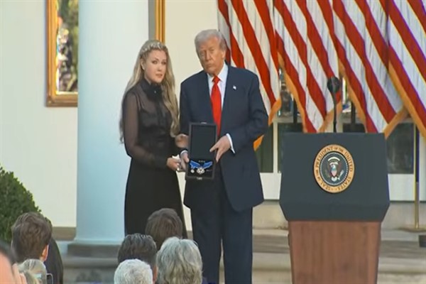 Trump, Charlie Kirk’e en yüksek sivil nişanı verdi