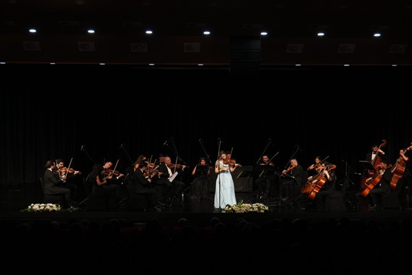 Mersin Büyükşehir Belediyesi Oda Orkestrası, ilk konserini verdi