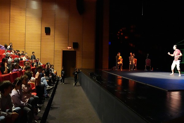 DBŞT, ‘Aklım karıştı’ oyunun prömiyerinde çocuklarla buluştu